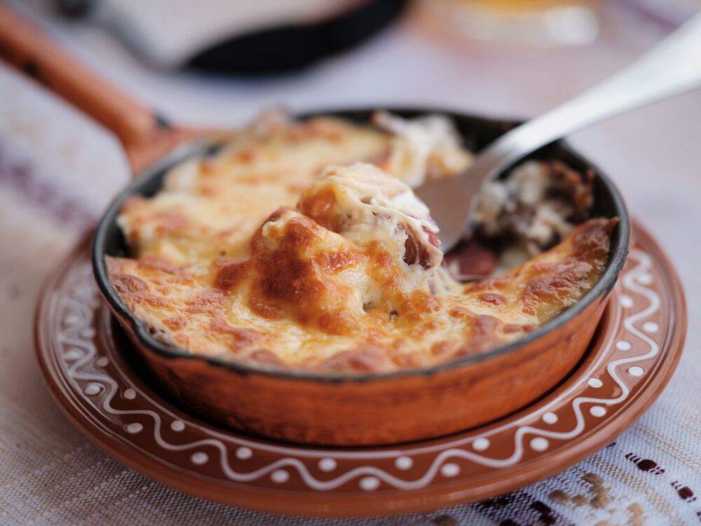 طاجن سجق بالجبنة